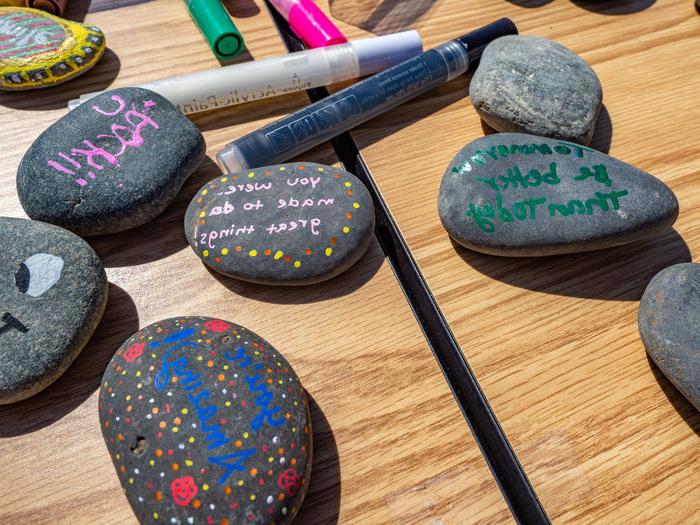 Kindness rocks featured on table at PSU-LV 艺术s Fest 