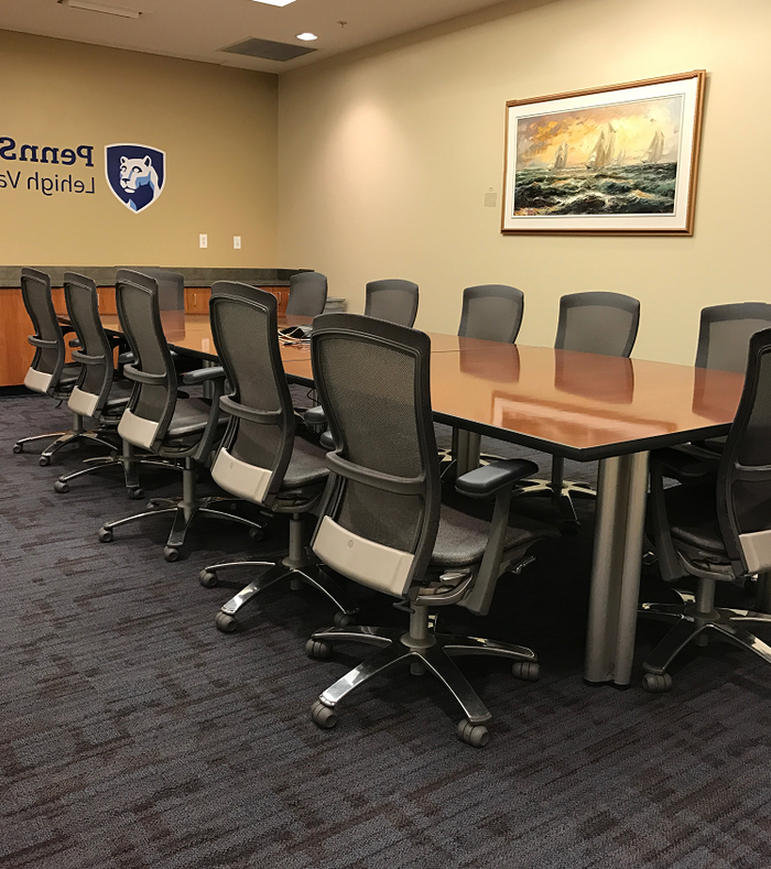 董事会会议室的桌子和椅子