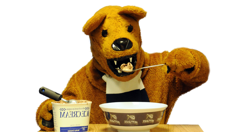 尼塔尼狮子吉祥物挖了一碗伯基乳品冰淇淋