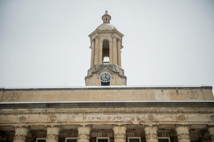 校园大楼的塔楼，背景是灰色的天空.